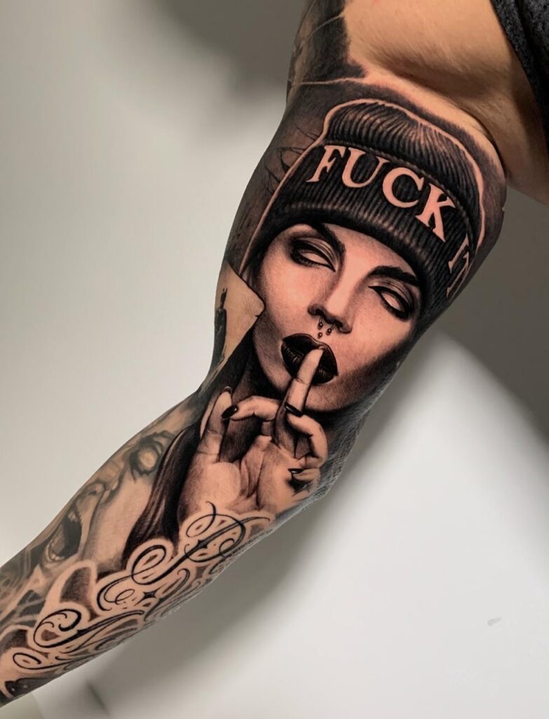 Frau mit Piercings und Fuck Mütze Black and Grey Tattoo
