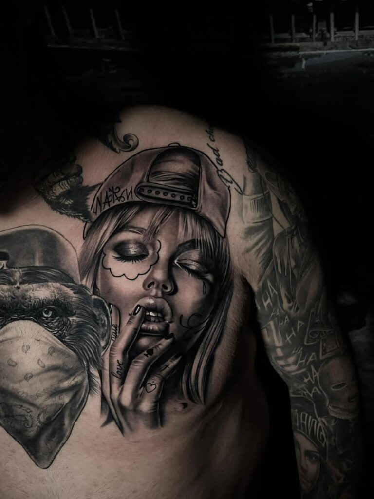 Tattoo einer Frau die sich die Lippen hält