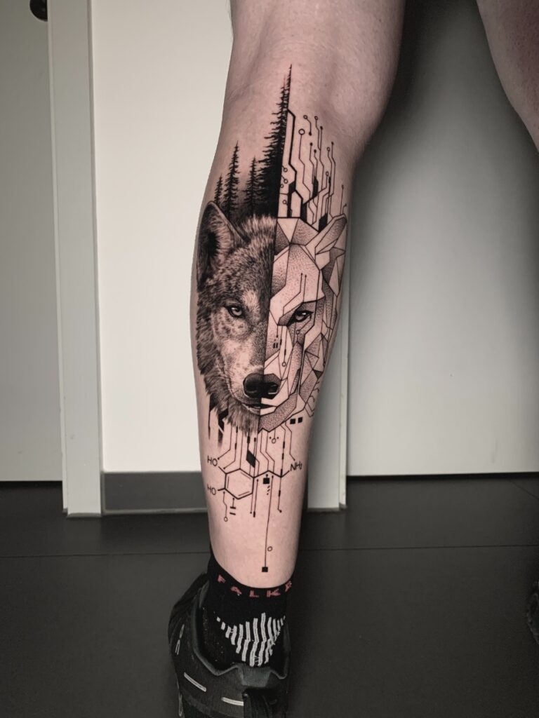 Wolf-Tattoo halb realistisch, halb geometrisch mit Wald- und Schaltkreis-Motiven am Wade