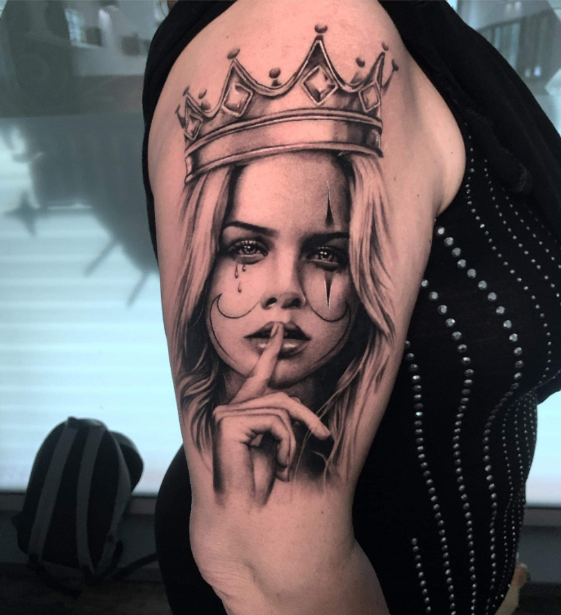 Tattoo einer Frau die sich den Finger auf die Lippe legt Tattoo einer Frau die sich den Finger auf die Lippe legt