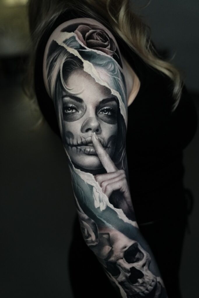 Frau die Psst macht als Portrait Tattoo auf dem Oberarm Frau die Psst macht als Portrait Tattoo auf dem Oberarm