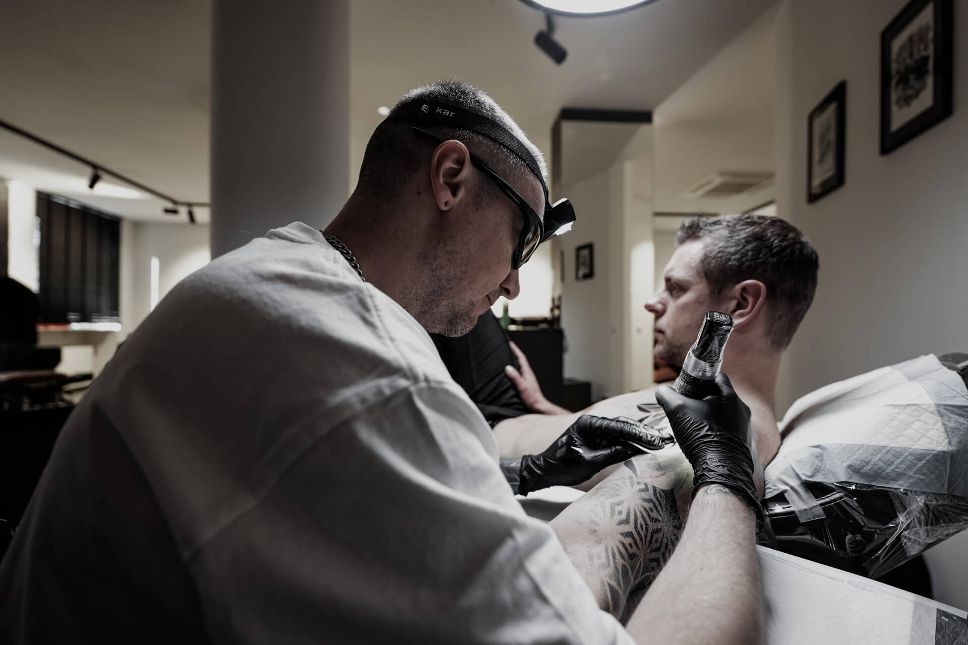 Der Tätowierer Andrey bei der Arbeit Der Tätowierer Andrey bei der Arbeit
