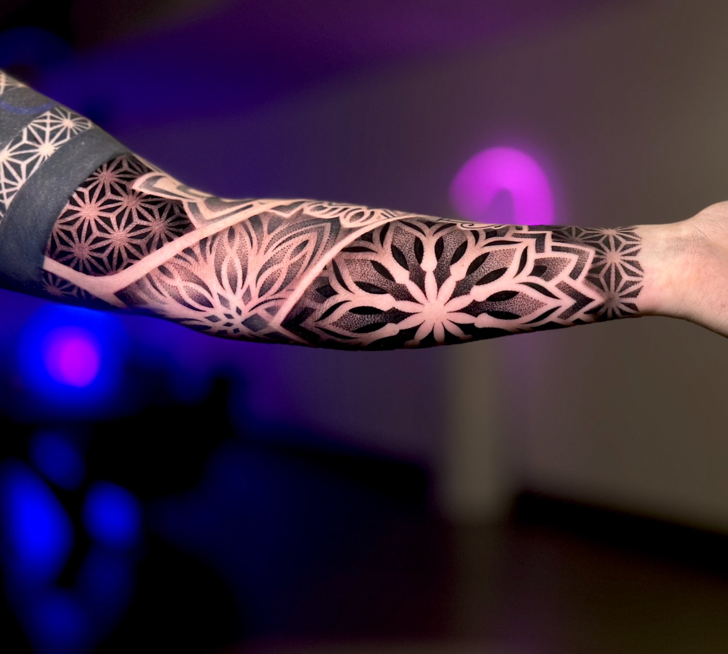 Geometrisches Dotwork-Sleeve mit Mandala- und Blütenmustern am Unterarm