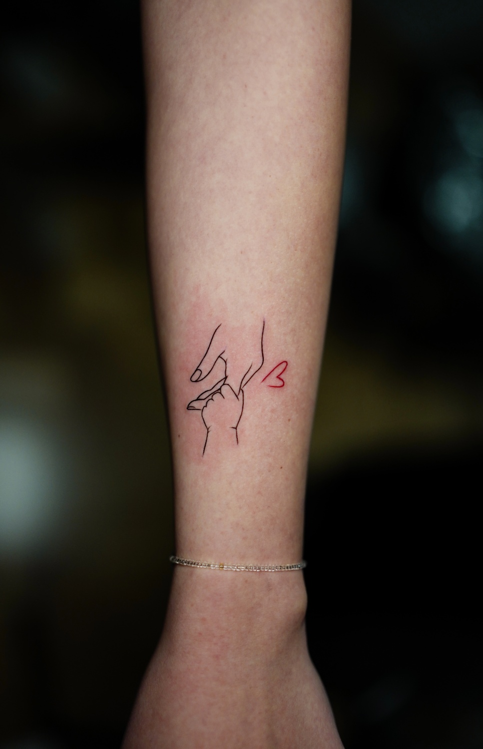 Detail eines frisch gestochenen Tattoos auf dem Unterarm Detail eines frisch gestochenen Tattoos auf dem Unterarm