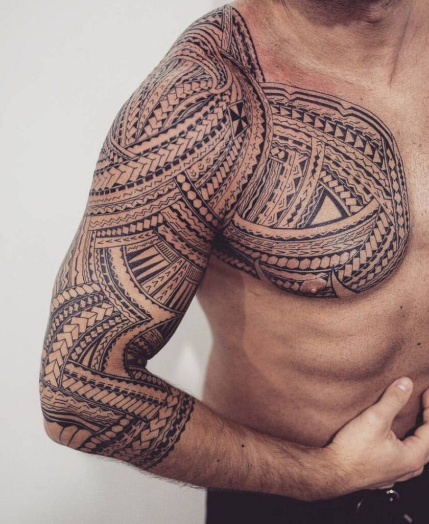 Polynesisches Brust Tattoo mit ganz vielen Rundungen und Ausparungen Polynesisches Brust Tattoo mit ganz vielen Rundungen und Ausparungen