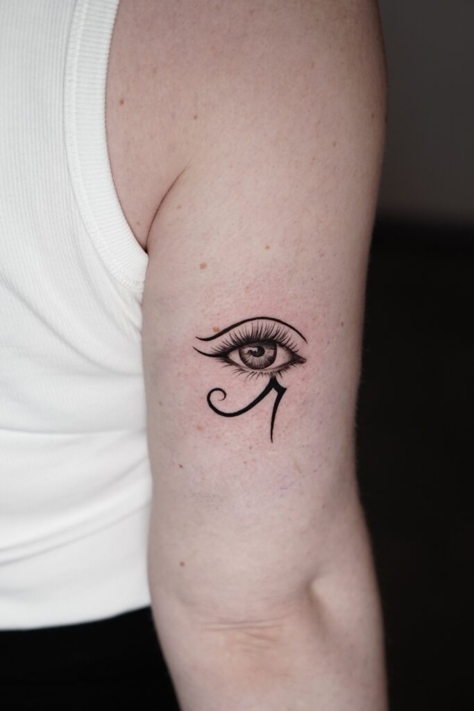 Ägyptisches Auge auf dem Oberarm im Fineline Stil Ägyptisches Auge auf dem Oberarm im Fineline Stil