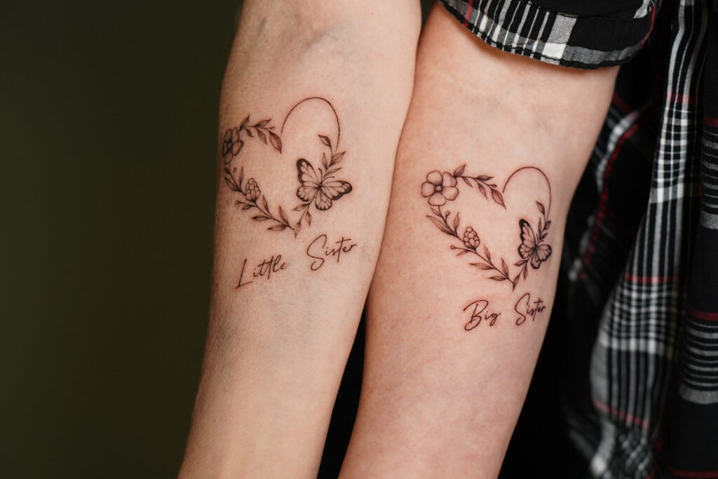 Erstes Tattoo für die Freundschaft von zwei Herzen