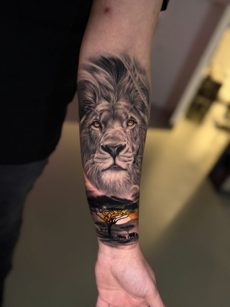 Löwen Tattoo in Farbe auf dem Unterarm