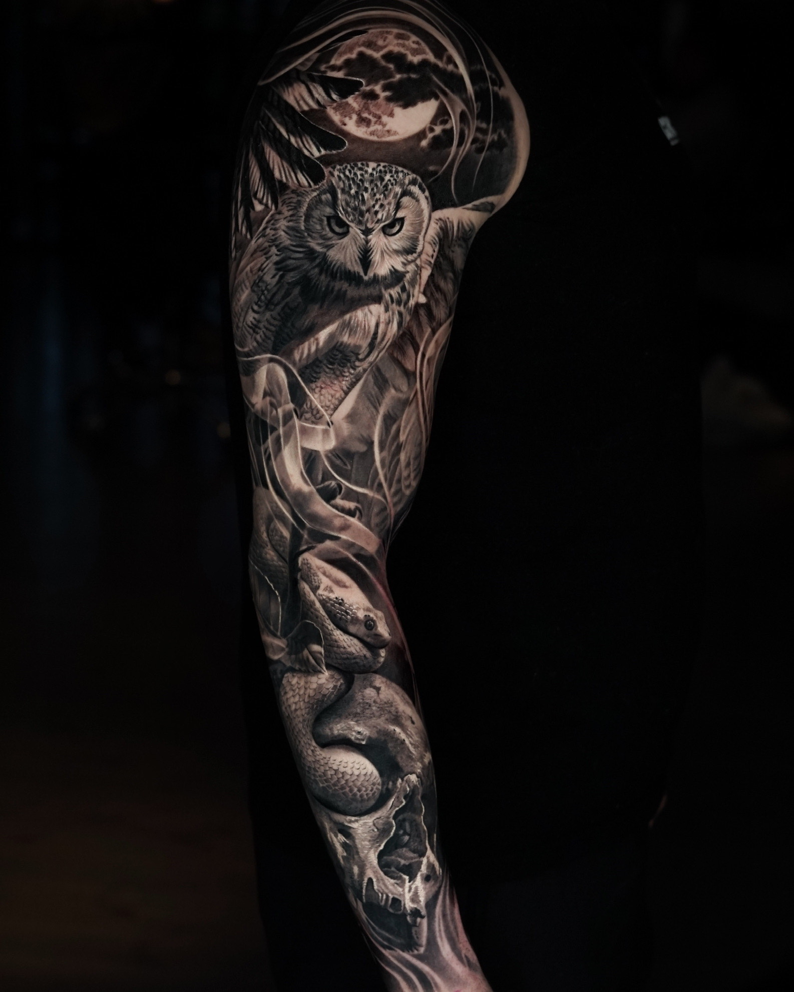 Realistisches Eulen und Schlangen Motiv als Detail eines Sleeve Tattoos Realistisches Eulen und Schlangen Motiv als Detail eines Sleeve Tattoos